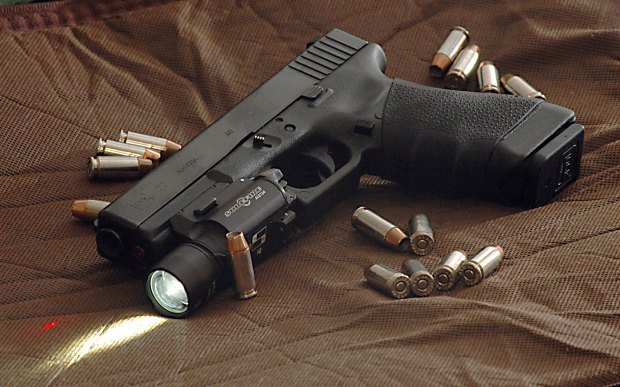 Glock_22_surrounded_by_.40_Hydra-shok_bullets