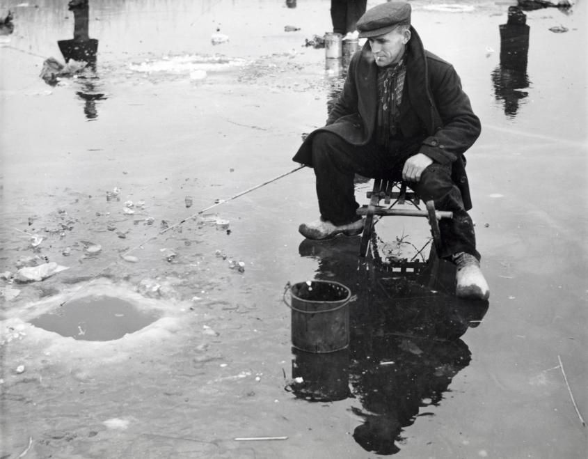 http-mashable.comwp-contentgalleryvintage-winter-sportsice-fishing