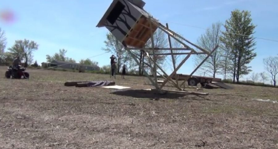 raising a 14 foot tall 1000 pound deer stand