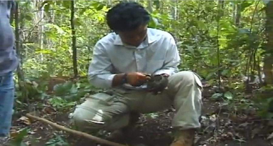 man diffuses mines with his pocket knife