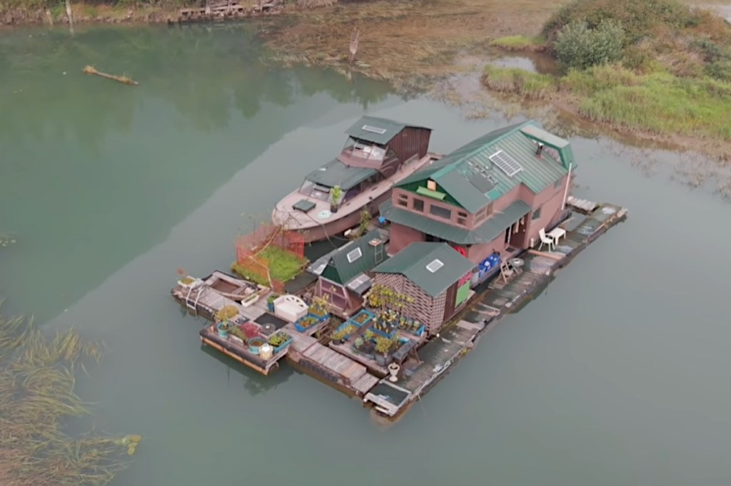 Man Builds Amazing Off-Grid Floating Home to Get Back in Touch With ... - Off Grid Floating Condo