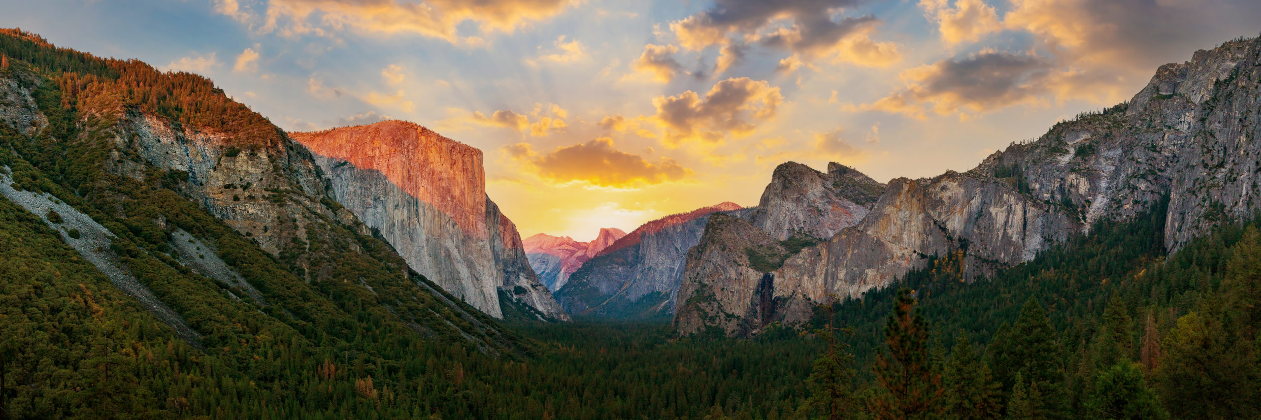 Yosemite valley nation park during sunset view from tunnel view on twilight time.