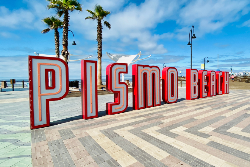Pismo Beach California tourism welcome city sign.