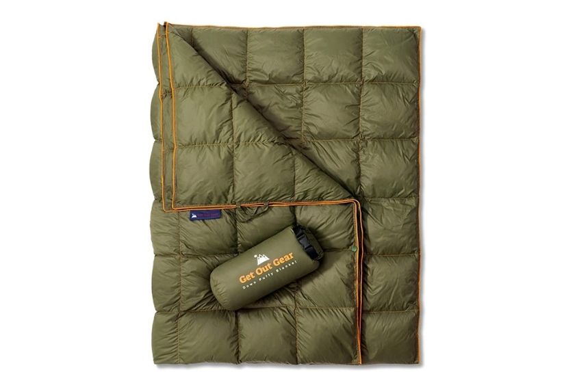 best travel blanket (puffy quilt for camping) it can roll-up into a carrying bag