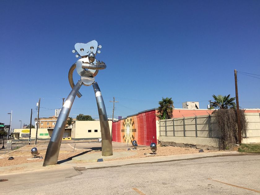 Dallas Texas Sculpture Robot Traveling Man Deep Ellum