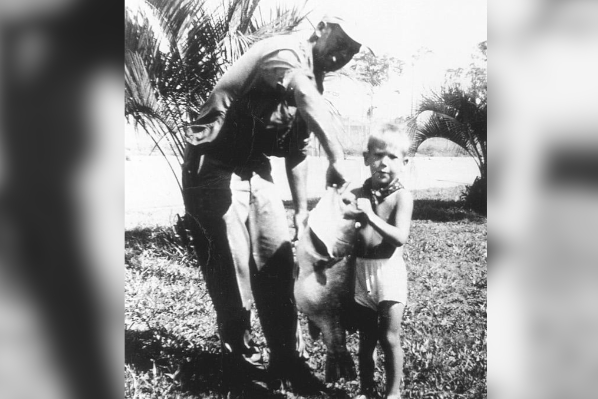 Alleged photograph from 1932 of the world record largemouth bass being hold by unknown persons.