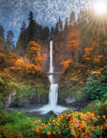 This is a very high resolution panorama photograph of Multnomah Falls in autumn colors