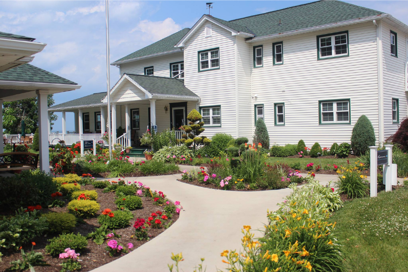 picture of the front of lakehouse inn resort, one of the best midwest spas