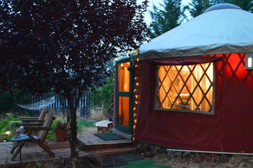 Sunset View Yurt in Applegate Valley