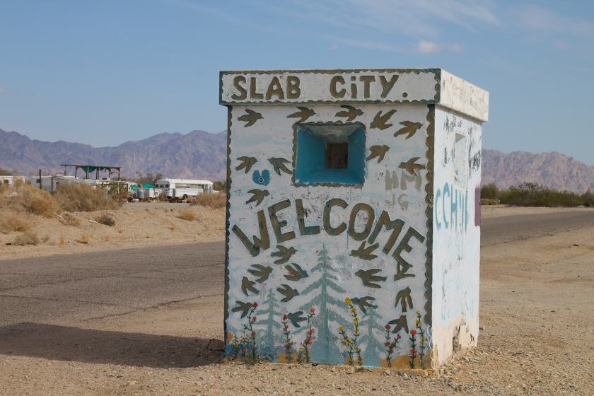 slab city welcome sign