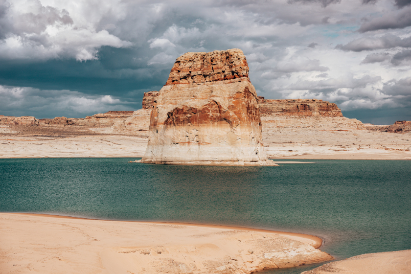 lake powell with canyon