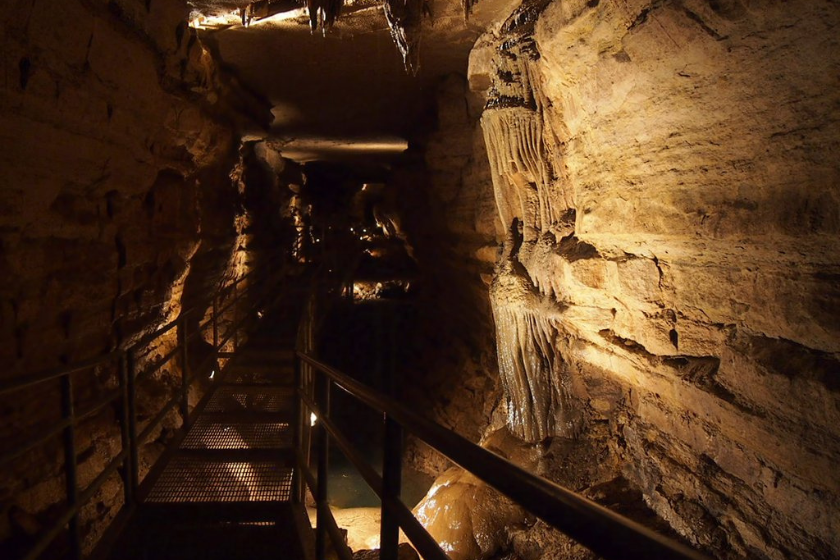 walkway through niagara cave minnesota