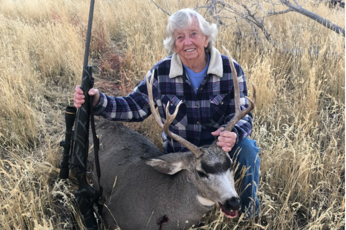 Mildred Bryant poses with mule deer buck