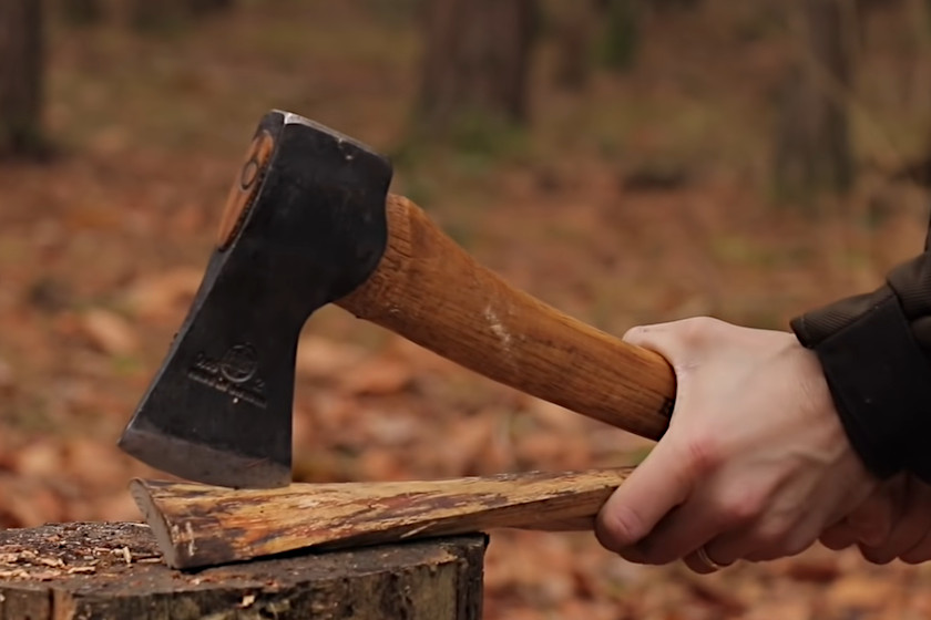 These Bushcraft Axe Skills Will Make Splitting Wood Easier
