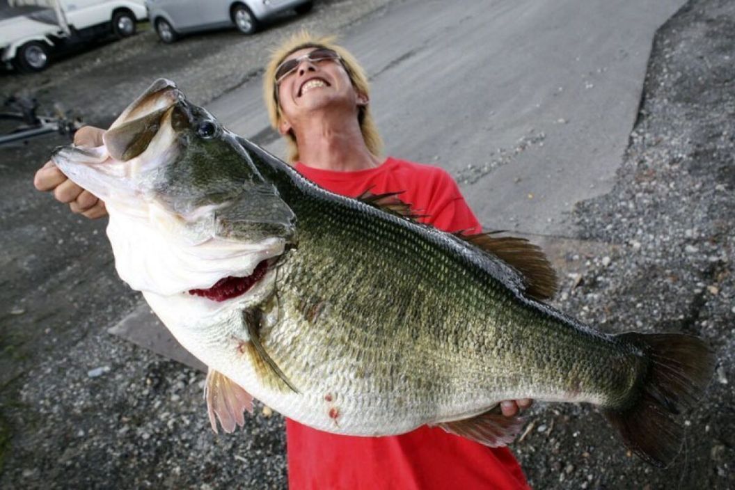 Japanese angler Manabu Kurita catches world record large mouth bass