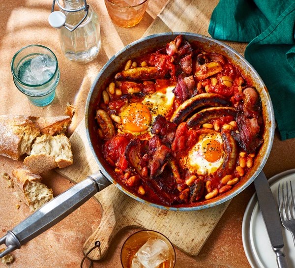 An English breakfast skillet in a silver pan 