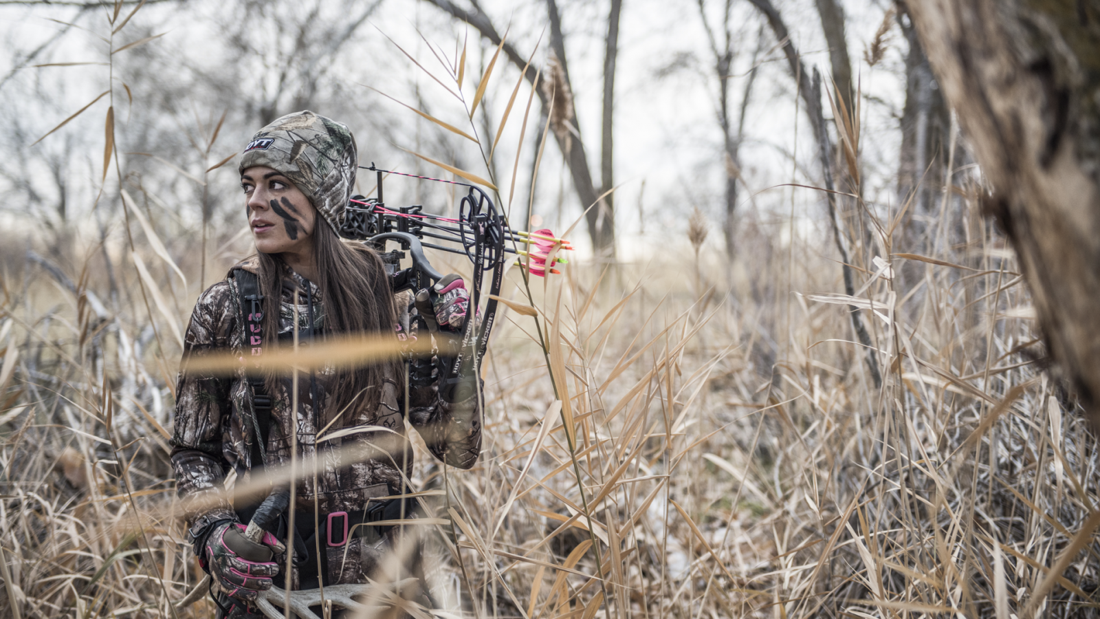 women bowhunting hoyt