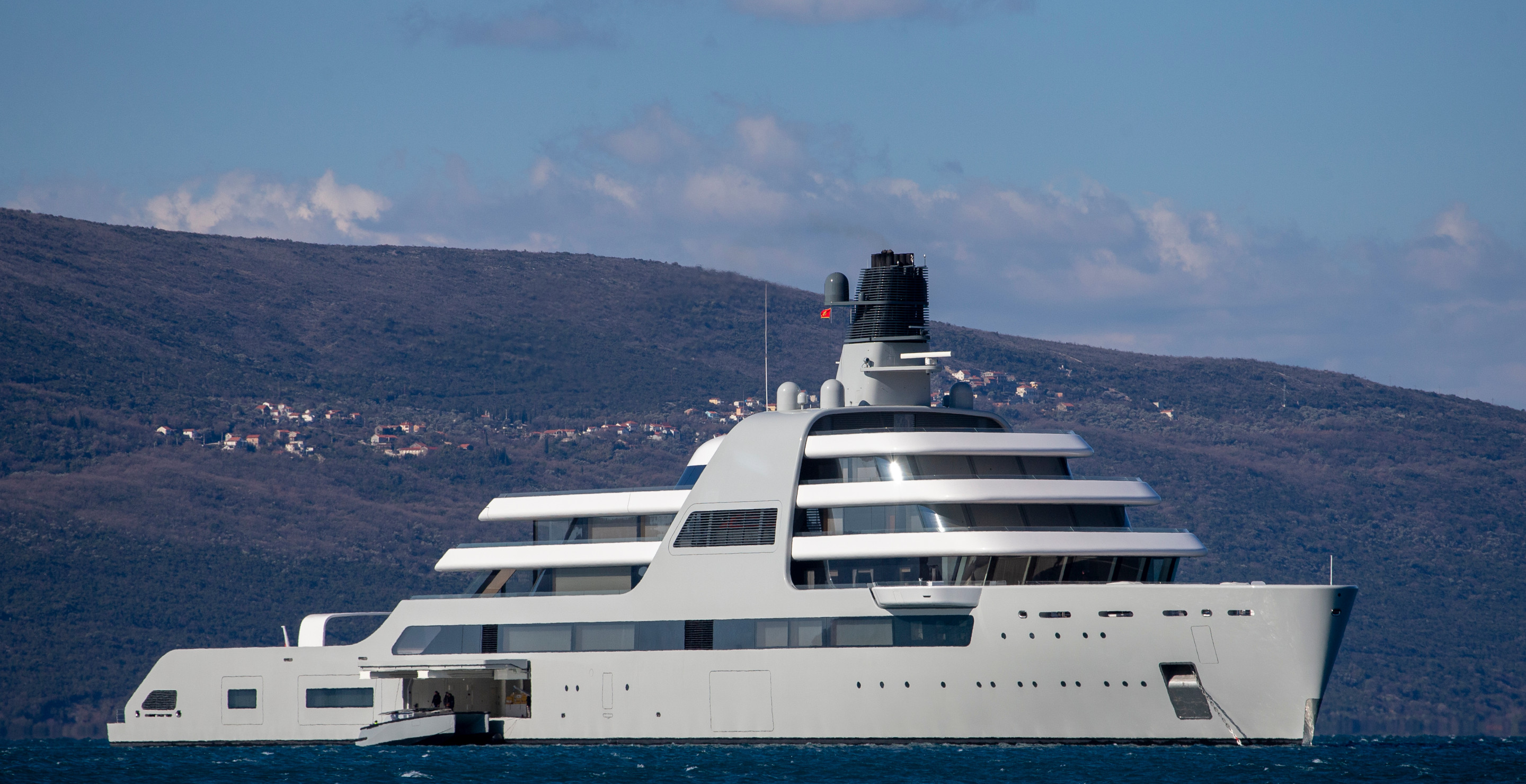 80-Foot Yacht Sinks Into The Sea Leaving Two Stranded