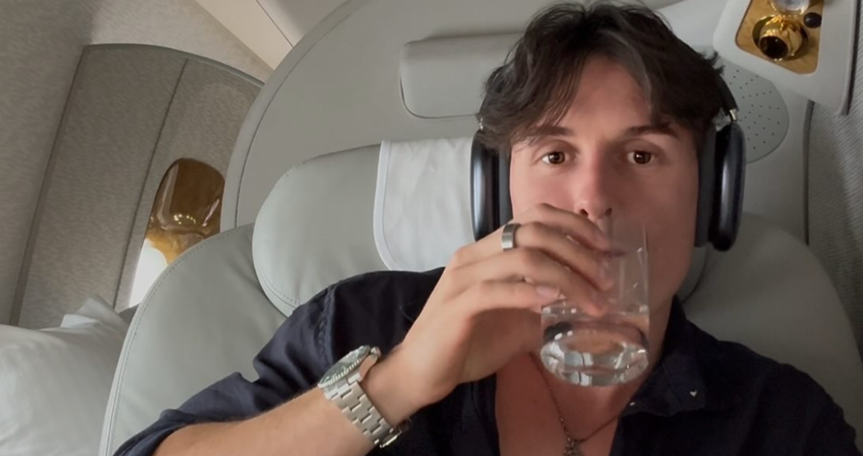 Internet Goes Berserk Over Super Smug CEO Bragging About First Class Seats