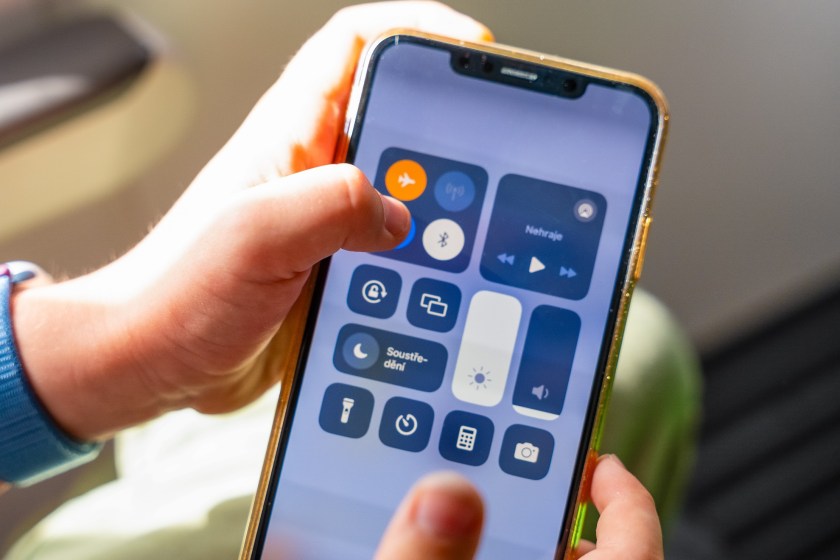 why you should turn your phone on airplane mode while flying