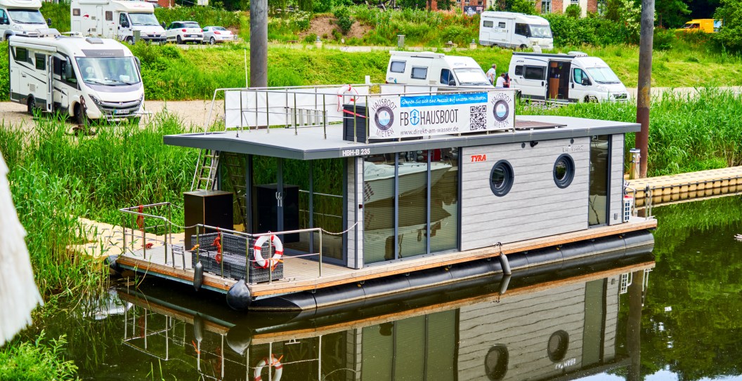 81-Year-Old Retiree Reveals What It Is Really Like To Live On A Houseboat