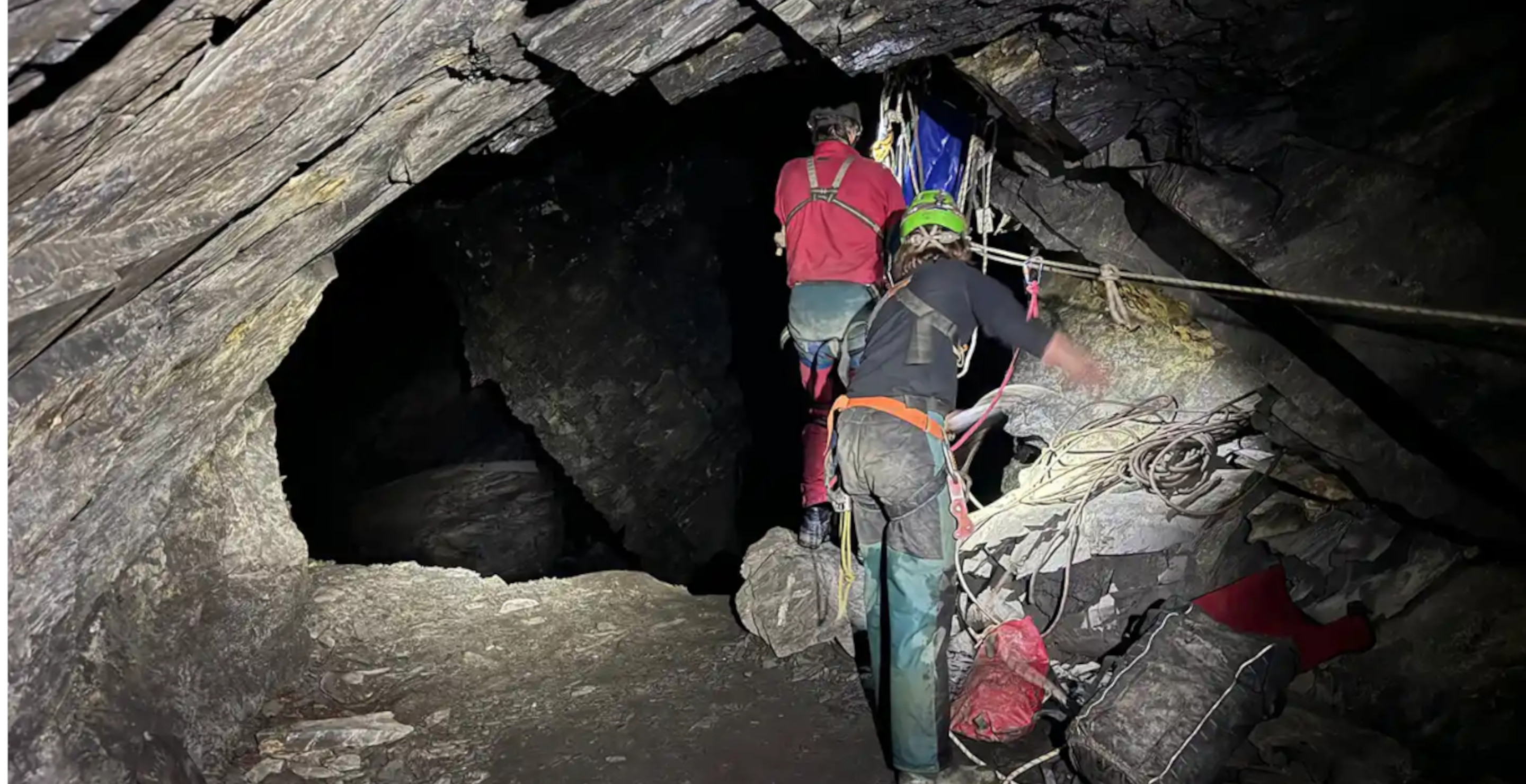 2 Teens Stranded In Cramp Underwater Cave After Canoe Capsizes