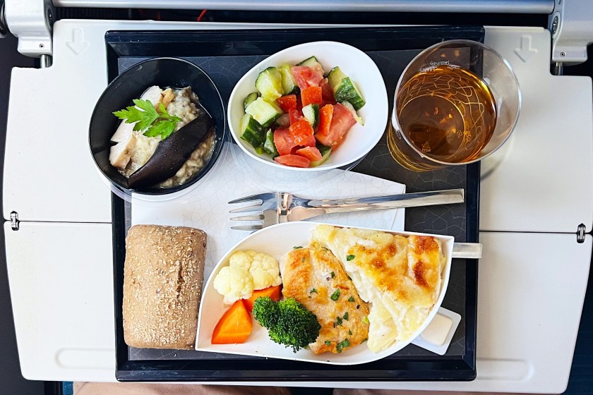 Travel Expert Reveals The Foods You Should And Shouldn't Order On Flights