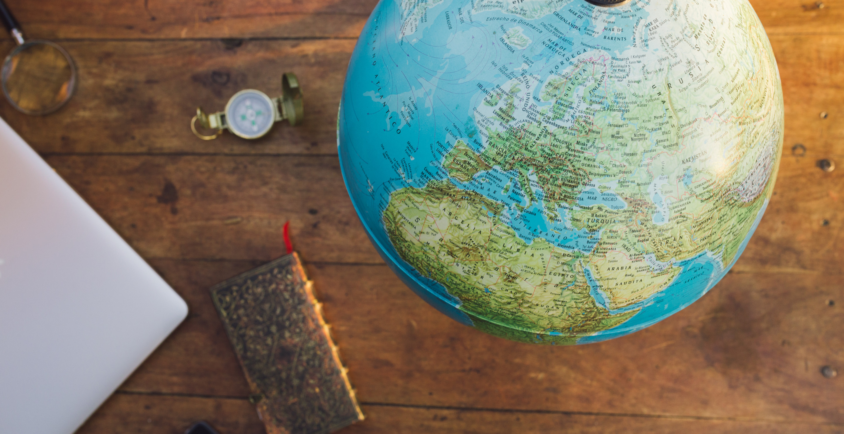 Paper plane flying around the globe – Royalty-Free Vector | VectorStock, image size:2880x1480